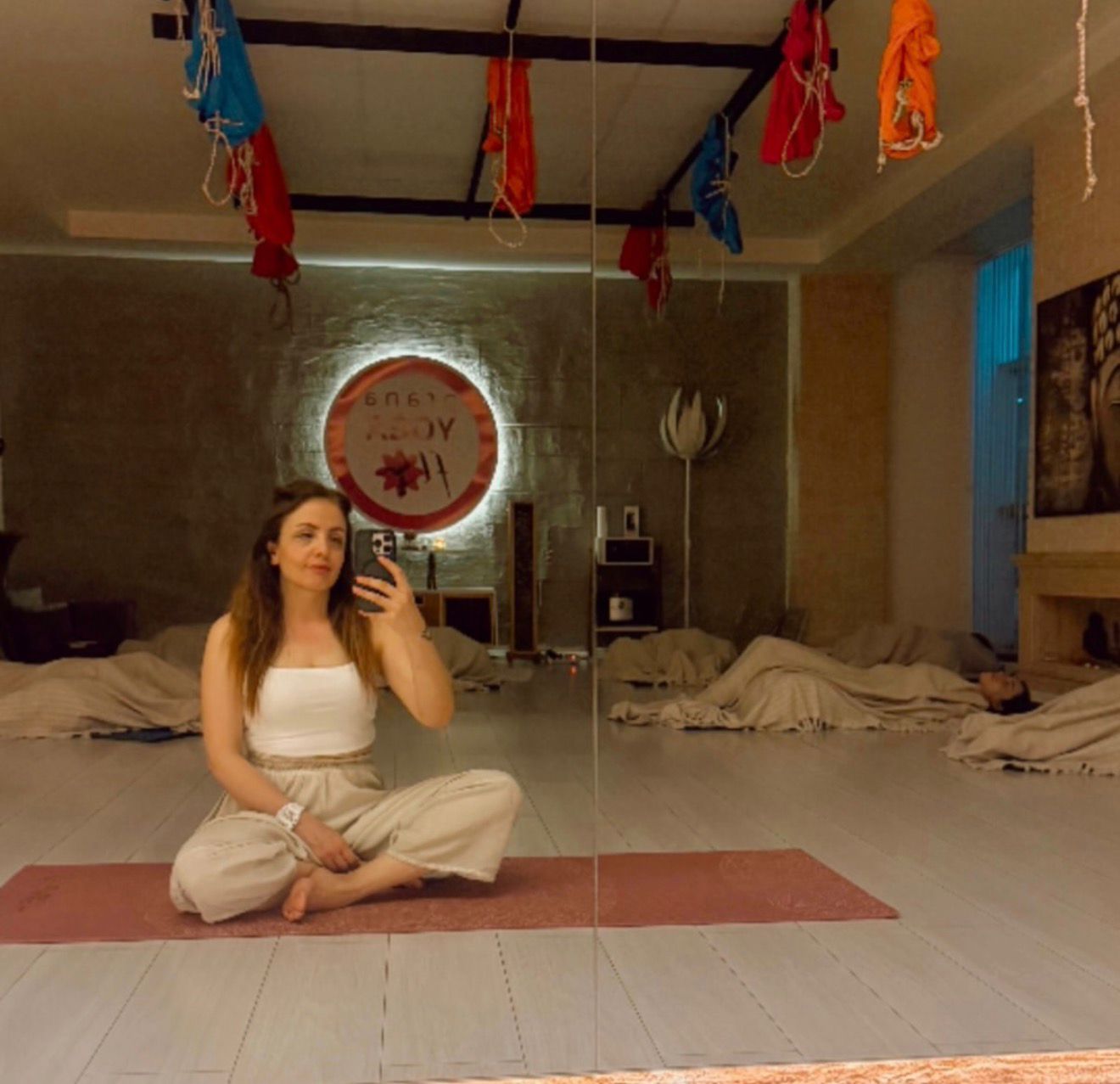 Arzu Mikdan yoga pozisyonunda